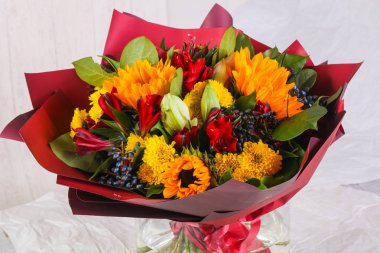 Çeşitli çiçek ile romantik buket