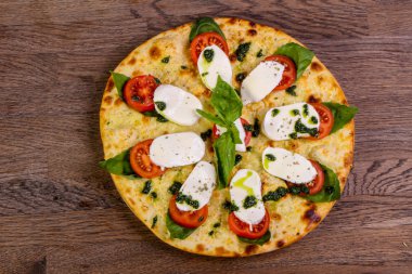 Pizza Caprese fesleğen ve mozarella