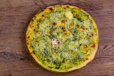 Pesto ve peynirli pizza