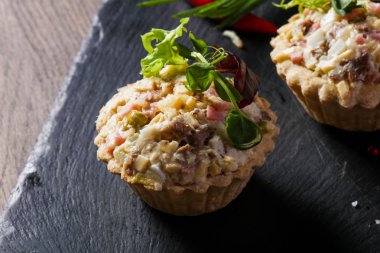 Rus salatası kanepe otlar ile