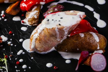 Peynir soslu ızgara domuz sosisi