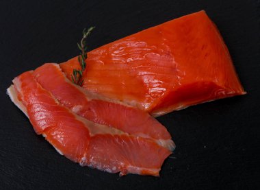 Tuz ve baharatlar ile ham alabalık filetosu