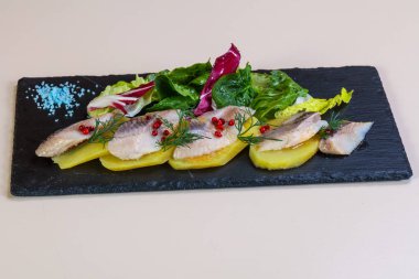 Patates ve soğanlı ringa balığı.