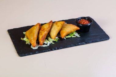 Soslu sıcak et hamur işleri