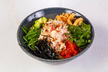 Yengeç eti ile poke