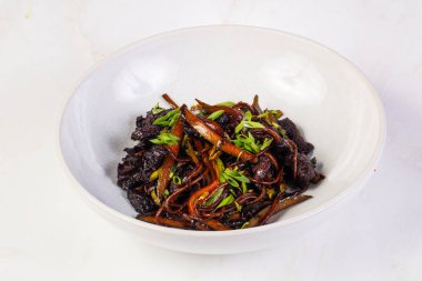 Soba tavuk ve kişniş ile