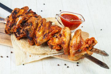 Barbekü soslu ızgara tavuk kanatları