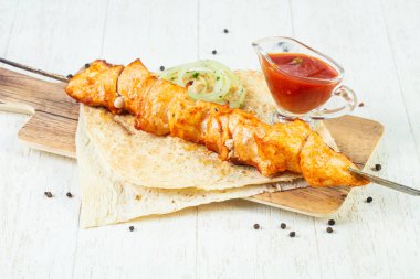 Izgara tavuk Barbekü sos ve soğan ile