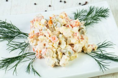 Dereotu hizmet geleneksel Rus salatası