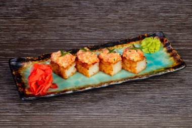 Gevrek pirinç ton balığı ve wasabi ile rulo