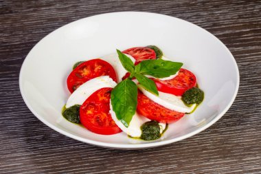 Mozzarella Caprese fesleğen ve domates ile