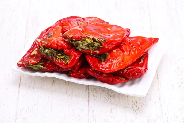 Dereotu ile kırmızı dolmalık biber turşusu