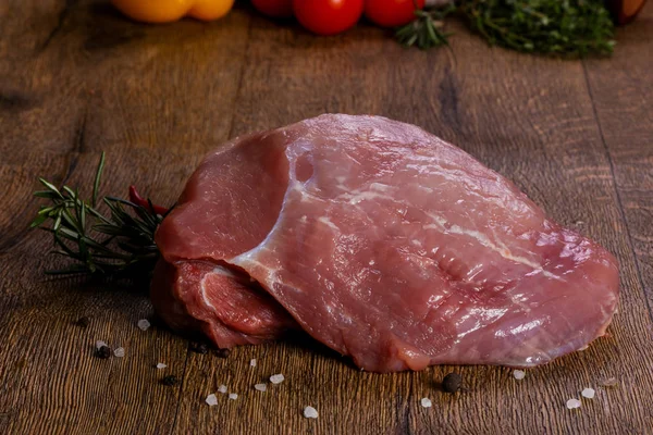 Ahşap zemin üzerinde çiğ domuz eti