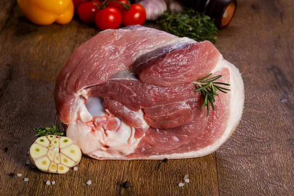 Ahşap zemin üzerinde çiğ domuz eti