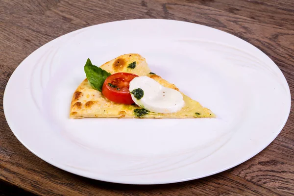 Pizza Caprese fesleğen ve mozarella