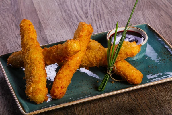 Peynir sos ile yeşil soğan servis yapışıyor