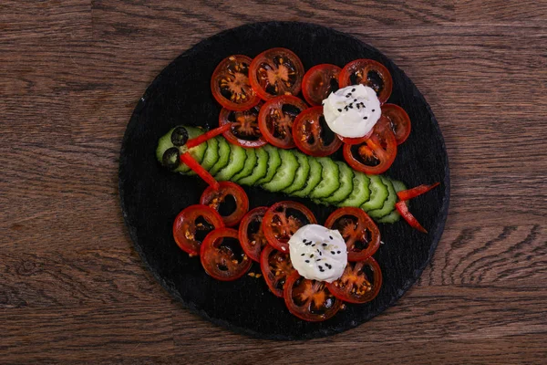 Çocuklar salata domates, salatalık ve krema ile