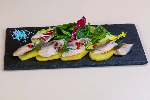 Patates ve soğanlı ringa balığı.