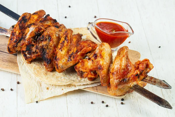 Barbekü soslu ızgara tavuk kanatları