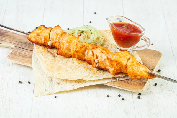 Izgara tavuk Barbekü sos ve soğan ile