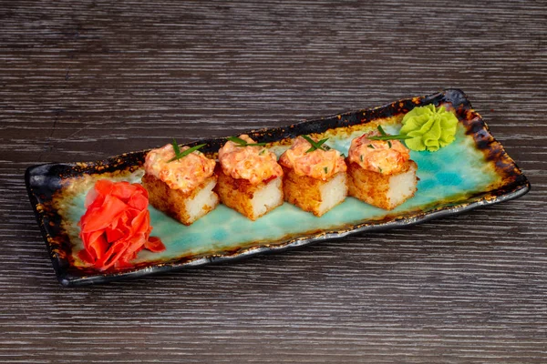 Gevrek pirinç ton balığı ve wasabi ile rulo