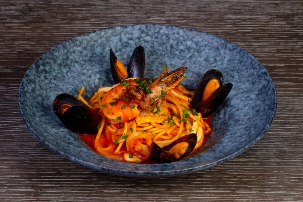 Shrump ve kelepçeler ile lezzetli kırmızı spagetti