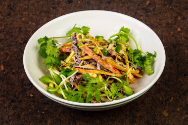 Lezzetli vitamini salata domates, lahana, otlar ve baharatlar