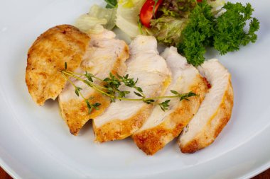 Lezzetli ızgara tavuk göğsü salatası ile