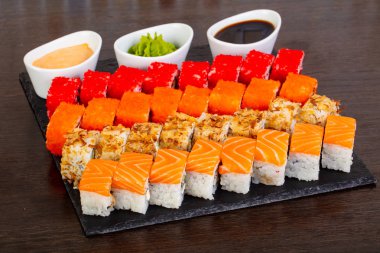 Soslar ve wasabi ile lezzetli California ve Philadelphia suşi