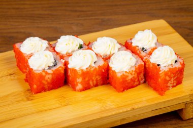 Lezzetli umi krem peynir ile üst alır.