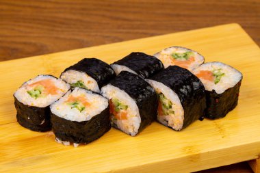 Salatalık ile lezzetli baharatlı rulo