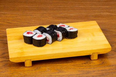 Lezzetli ton balıklı sushi roll seti