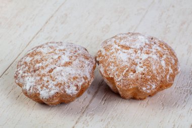 Lezzetli ve tatlı pişmiş kek ile toz suga kaplı