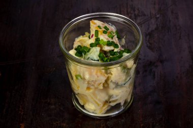 Sos ve yeşil soğan ile haşlanmış patates