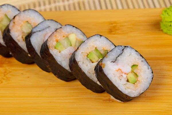 Sebze ile lezzetli suşi rulo