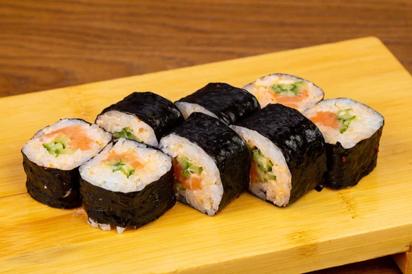 Salatalık ile lezzetli baharatlı rulo