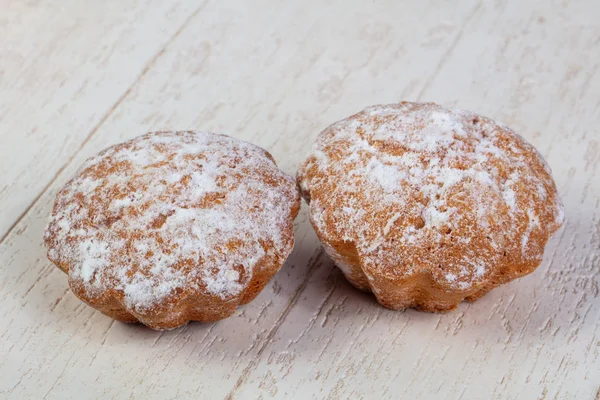 Leckere Und Süße Gebackene Muffins Mit Puderzucker Überzogen — Stockfoto