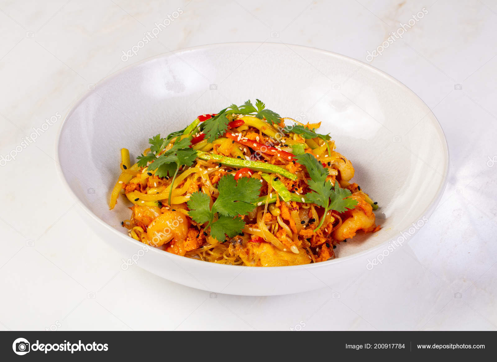 Рисовая лапша с мясом и креветками Рисовая лапша с мясом и креветками