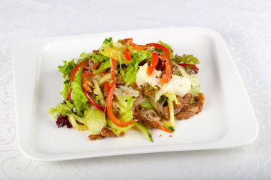 Şehriye salatası domuz eti ve cam