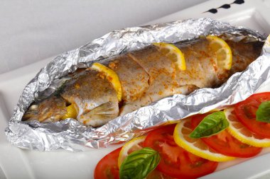 Domates ve Kenneth'in kızarmış alabalık