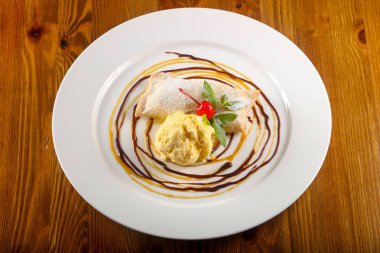 Apple strudel dondurma ile