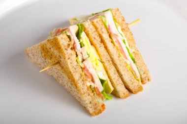 Club sandviç et, peynir ve sebze ile