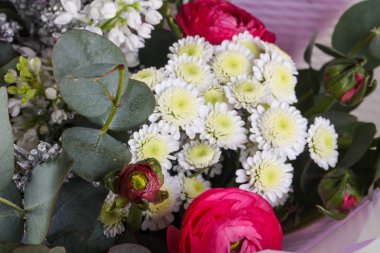 Diğer çiçeklerle birlikte taze güller.