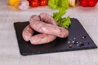 Çiğ domuz sosisi grill için hazır