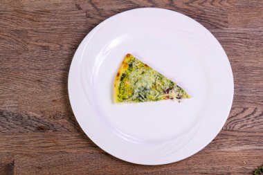 Pesto ve peynirli pizza