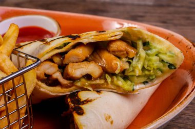 Domuz eti Burrito Fransız patates ile