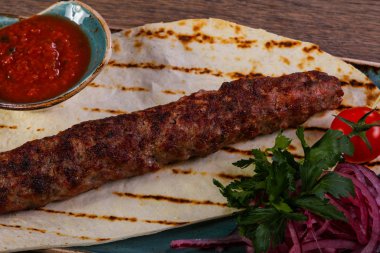 Domuz kebap et sosu ve ekmek ile