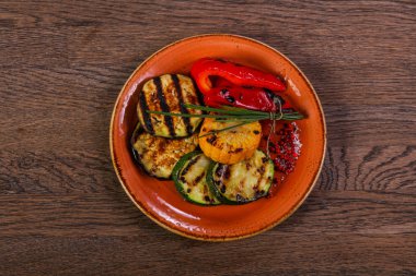 Izgara sebze tabağı karışımı.