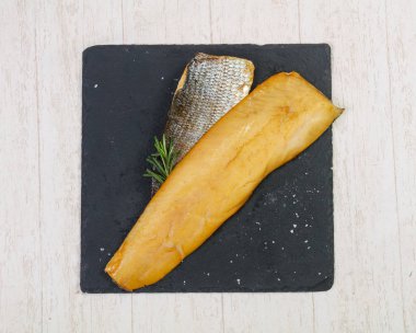 Baharat ile tuzlu beyaz balık füme