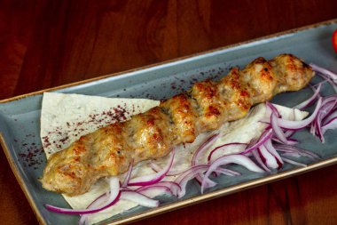Tavuk kebabı soğan ve beyaz ekmek